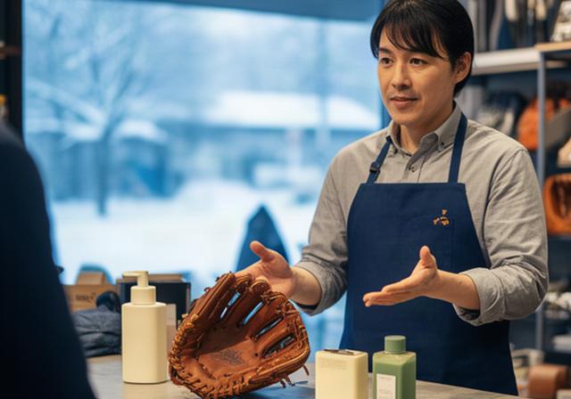 北海道の冬季ケア用品とグローブを並べて保管方法を説明するスタッフ